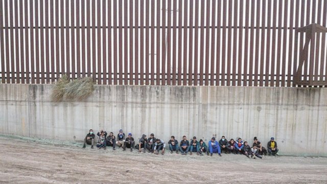 Nors netiki sienos veikimu nuo migrantų, J. Bidenas parėmė statybas prie Meksikos: neturi kitos galimybės