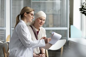 Vėžys ir mityba. Dr. Tomas Vaičiūnas apie tai, kas naudinga onkologiniams pacientams ir ko vengti?