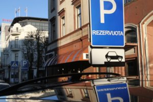 Įvertino siūlymą bausti už savavališkai užimtą privačią automobilio parkavimo vietą: siūlo pagalvoti apie nuomininkus