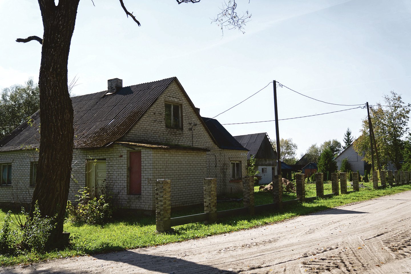 Sovietmečiu klestėjusiame kaime išliko tuo laiku iš baltų plytų pastatytų namų, bet ne visuose juose žmonės dar gyvena.<br>G.Bitvinsko nuotr.