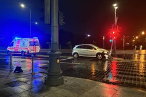 Naktį Vilniaus centre girtos moters vairuojamas automobilis rėžėsi į šviesoforą