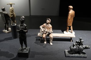 Skulptorius metė dėstytojo darbą dėl ubagiškos algos, bet išgarsėjo ne iš karto, pirkėjai graibstė jo tapybą