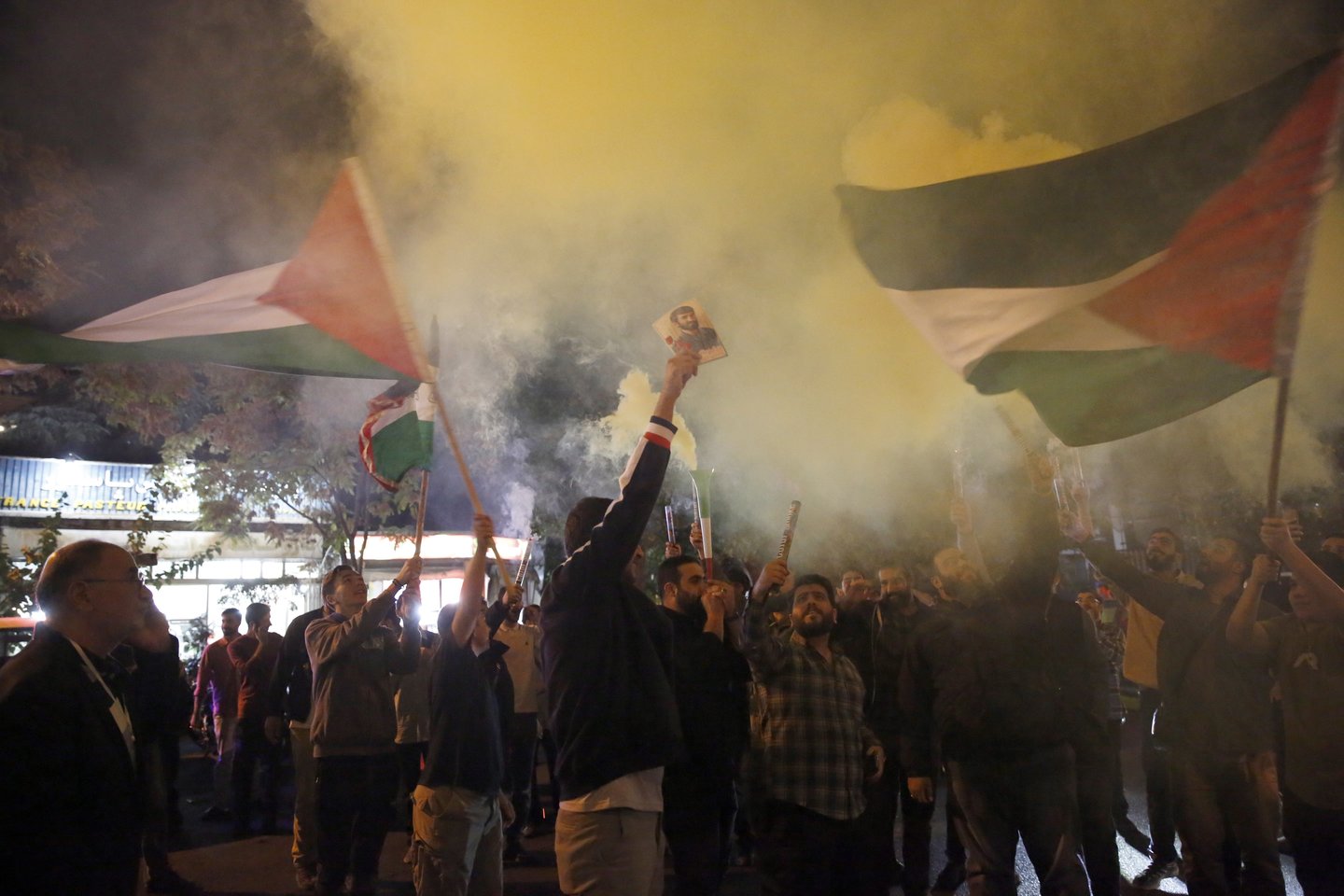 Iranas švenčia po to, kai „Hamas“ kovotojai netikėtai smogė Izraeliui.<br>EPA-ELTA nuotr.