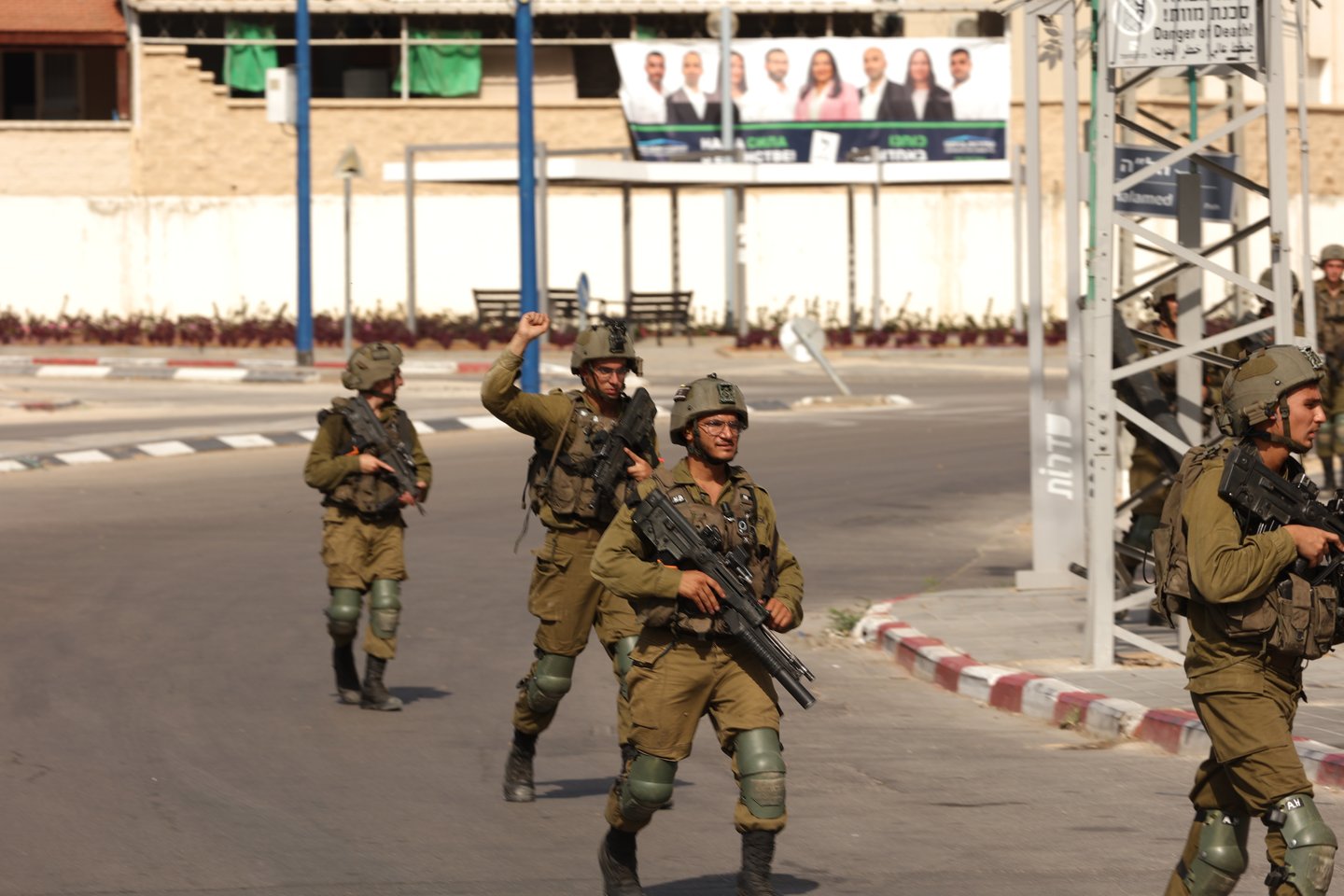 Įvykiai Izraelyje. Izraelio pareigūnai saugo teritoriją po kovotojų atakų.<br>Dpa-picture-alliance/Scanpix nuotr.