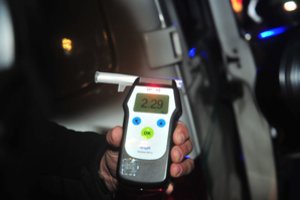 BMW X6 vairuotojas Mažeikiuose sudaužė 3 stovinčias mašinas ir paspruko, o sulaikytas pripūtė promilių