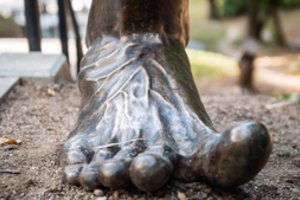 Kauko laiptais kopia ne tik praeiviai, bet ir masyvios mitinės būtybės pėdos