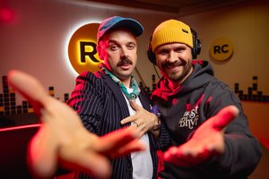 Radijuje su Kirilu Glušajevu improvizuojantis Audrius Bružas: pirmą dieną studijoje Kirilas kažkodėl sėdėjo nuogas