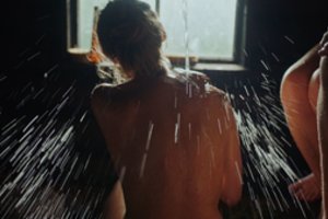 Fenomenu tapusį filmą „Pirties seserys“ apie estiškąją dūminę pirtį galės išvysti ir Lietuvos žiūrovai