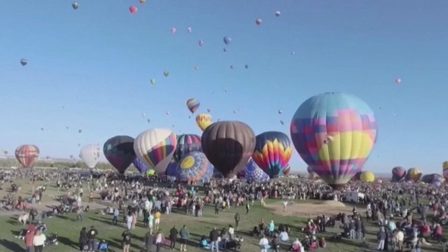 Pasigrožėkite spalvingu reginiu: šimtai oro balionų nuspalvino Naujosios Meksikos dangų