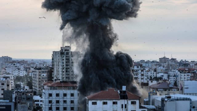 Raketų smūgius keitė dūmų debesys: parodė, kas šią naktį vyko Gazos Ruože