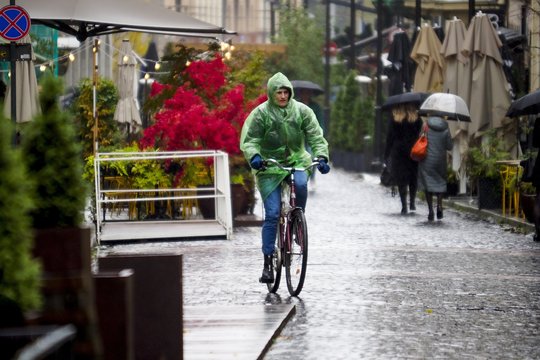 Vidutinės pajamos Vilniuje dvigubai didesnės nei Utenoje: tikina, kad tokie skaičiai nežada nieko gero