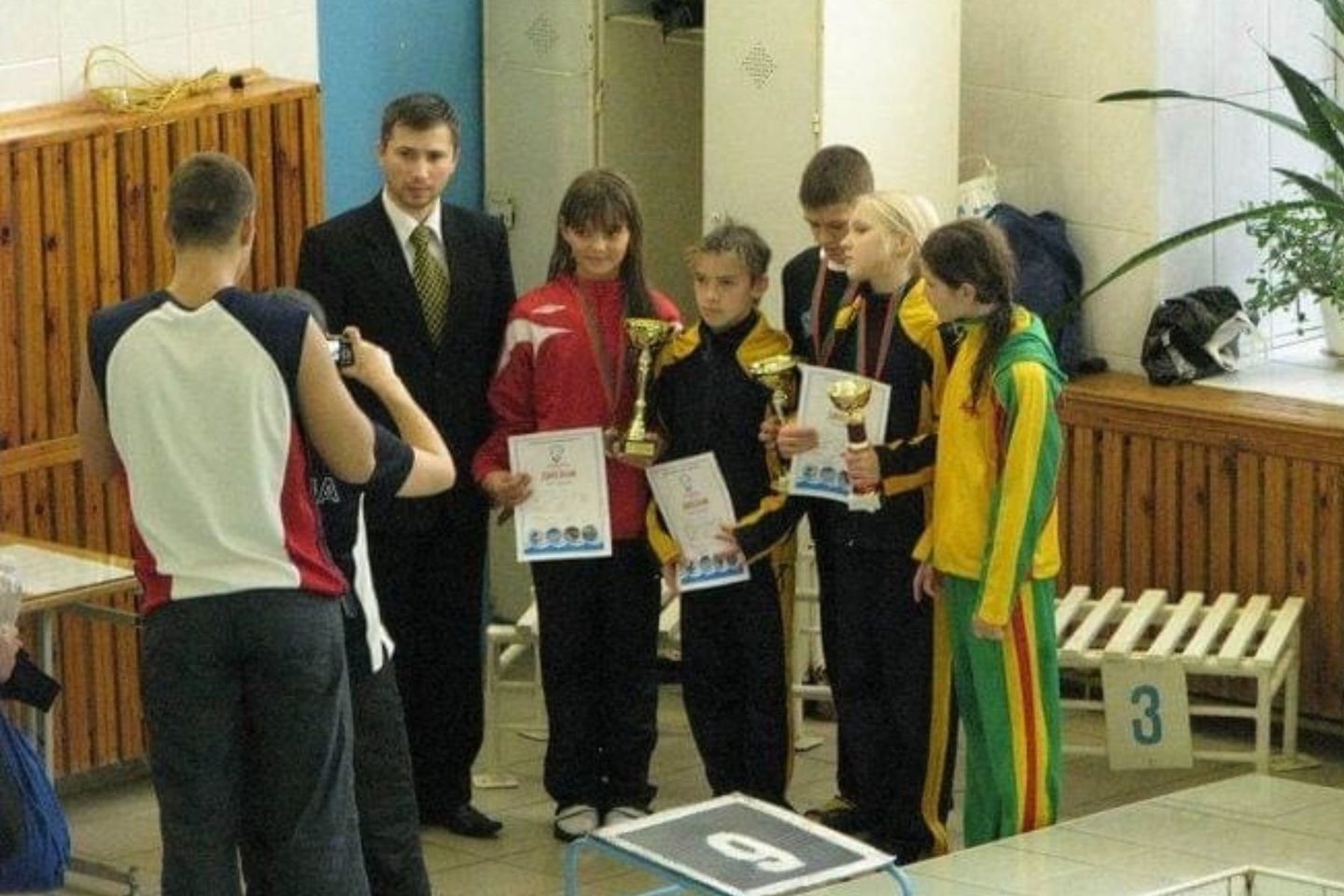 E. Kareckaitė (dešinėje), R. Meilutytė (antra iš dešinės), treneris G. Martinionis (kairėje, matomas iš nugaros).<br>S. Prašmanto asmeninio archyvo nuotr.