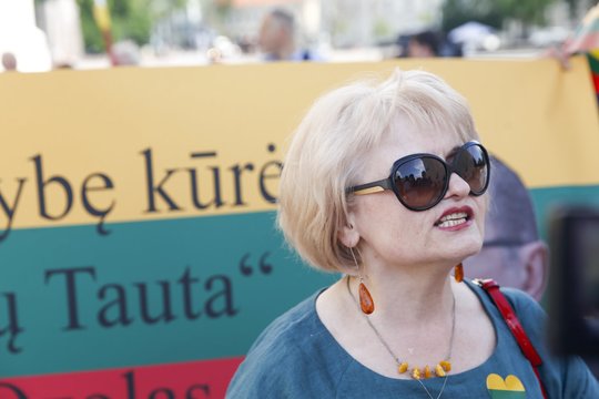 Teismas atmetė A. G. Astrauskaitės skundą, ji į mokytojos pareigas „Juventos“ gimnazijoje grąžinta nebus