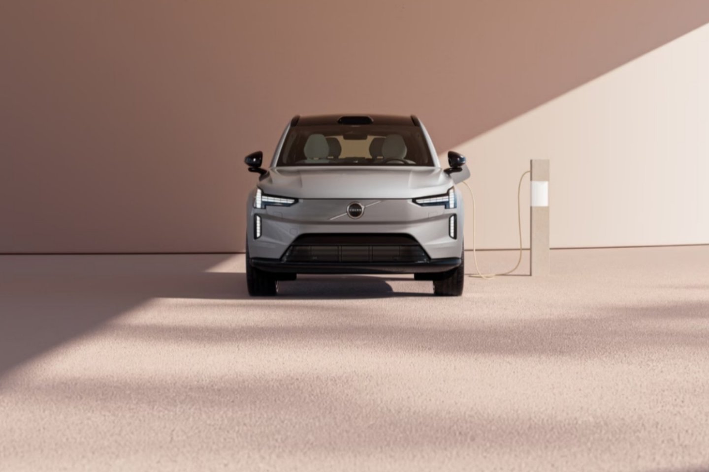 „Geely“ koncernui priklausantis „Volvo“ prancūzams gali pasiūlyti kur kas daugiau, nes turi daug metų patirties, kuriant elektra varomas mašinas.<br>Gamintojo nuotr.