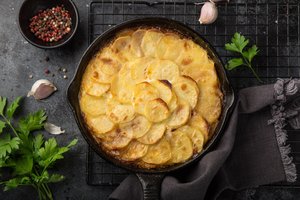 Paprasta kaip dukart du: pigus, skanus ir greitas bulvių apkepas su mėsa