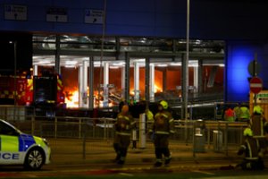 Dėl didelio gaisro Londono Lutono oro uoste sustabdyti visi skrydžiai