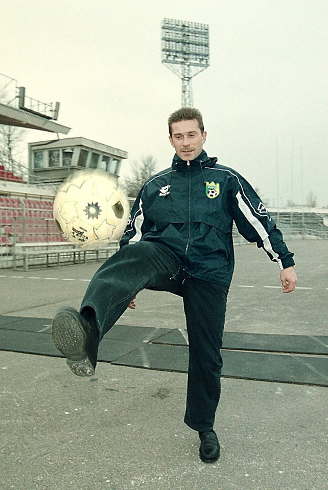 „Man saugiausia, kai stoviu ant žemės“, – juokėsi vienas geriausių Lietuvos istorijoje futbolininkų A.Narbekovas.<br>P.Lileikio nuotr.