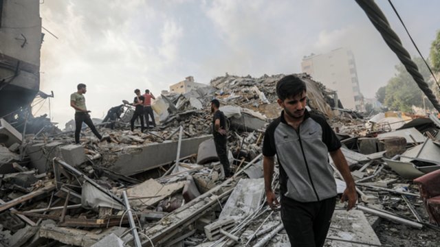Diena, prasidėjusi nuo raketų smūgių ir riksmų: „Hamas“ toliau demonstruoja protu nesuvokiamą žiaurumą
