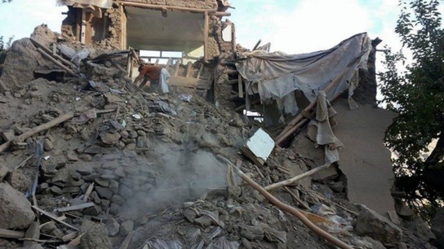 Gamtos stichija, primenanti košmarą: žemės drebėjimui nusiaubus Afganistaną žuvo tūkstančiai