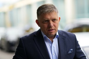Slovakijos populistas R. Fico buria koaliciją su kraštutiniais dešiniaisiais