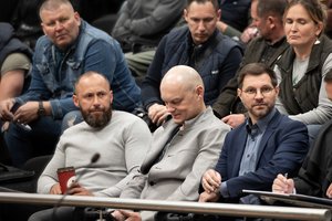 Riaušių byloje liudijęs policijos pareigūnas: į mus mėtė akmenis, kiaušinius, naudojo pirotechnines priemones