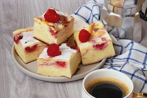Varškės pyragas su uogomis namus iškvėpins gardžiais vasaros aromatais