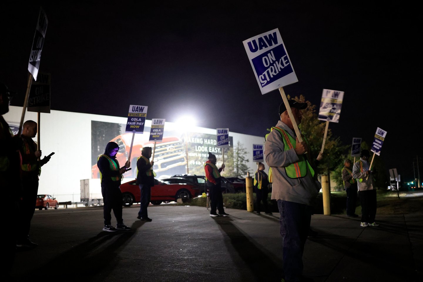 JAV vykstančio autopramonės darbuotojų streiko mastas didėja, jungiasi dar 8 700 žmonių.<br>AFP/Scanpix nuotr.