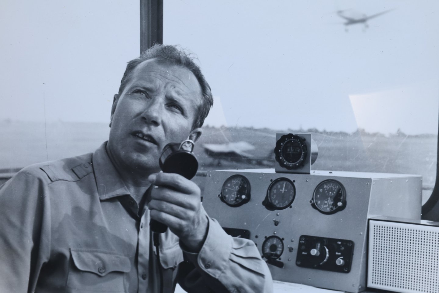  Vilniaus aeroklubo viršininkas Z.Polinauskas įamžintas 1972 metais komandiniame punkte palaikantis ryšį su lėktuvais.<br> R.Danisevičiaus ir asmeninio archyvo nuotr. 