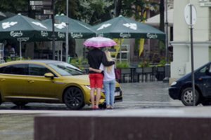 Niūri realybė: moterys vis dar uždirba mažiau nei vyrai, išimtinai ant jų pečių – buities našta