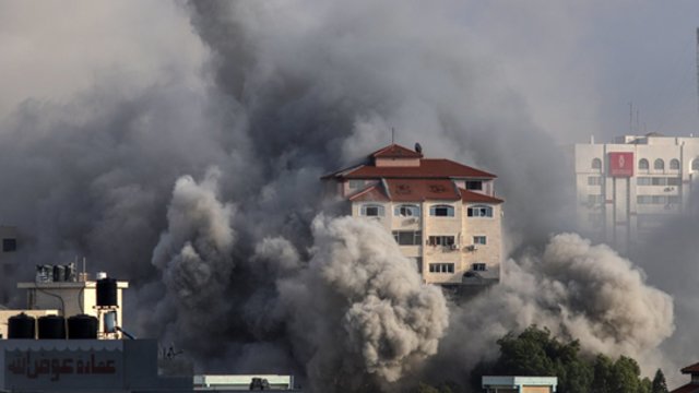 Šimtai smūgių skriejo į Gazos ruožą: Izraelis nusitaikė į „Hamas“ karinius objektus