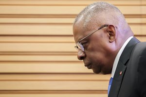 Į Izraelį solidarumo vizito atvyko JAV gynybos sekretorius L. Austinas