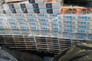 „Tuščiame“ rusiškame vilkike Lietuvos muitininkai aptiko slėptuvę su didele cigarečių kontrabanda