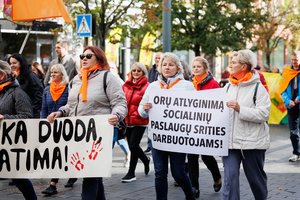 Mitinguojantys prie Seimo prašo didinti viešojo sektoriaus darbuotojų atlyginimus: „Mes – ne šluotos laikytojai!“