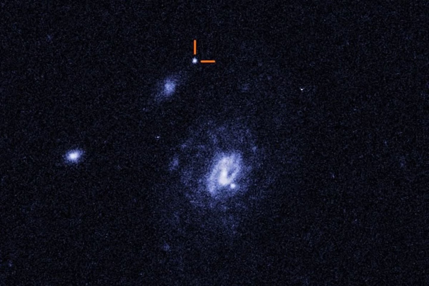 "Hubble" sprogimo, praminto Kikiliu, vaizdas, pažymėtas raudonomis linijomis. Kadangi artimiausia galaktika yra už daugiau nei 15 000 šviesmečių, astronomai negali paaiškinti, kas jį sukėlė.<br> NASA, ESA, STScI nuotr.