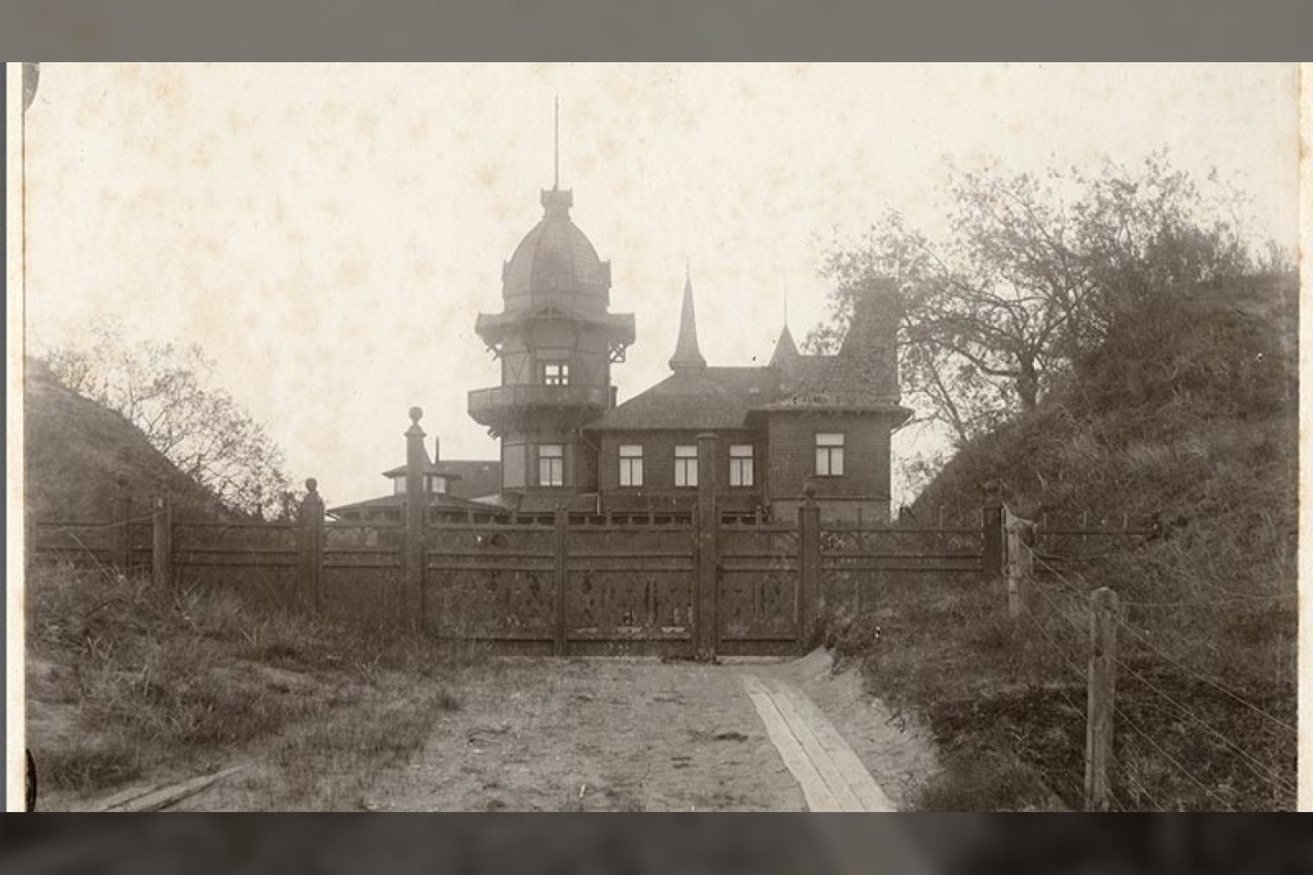  Taip atrodė „Villa Sophie“ XX a. pirmojoje pusėje. Dėl savo neįprastos išvaizdos ji negalėjo likti nepastebėta ir neapkalbėta.<br> Palangos kurorto muziejaus archyvų nuotr.