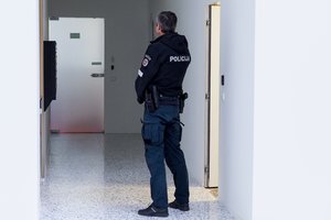 Psichologai pataria, kaip elgtis su vaikais, kilus panikai dėl pranešimų apie sprogmenis ugdymo įstaigose