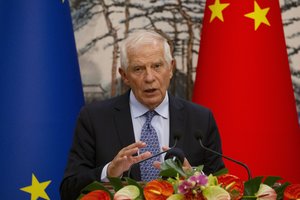 J. Borrellis teigia, kad pasitikėjimas tarp ES ir Kinijos „susvyravo“