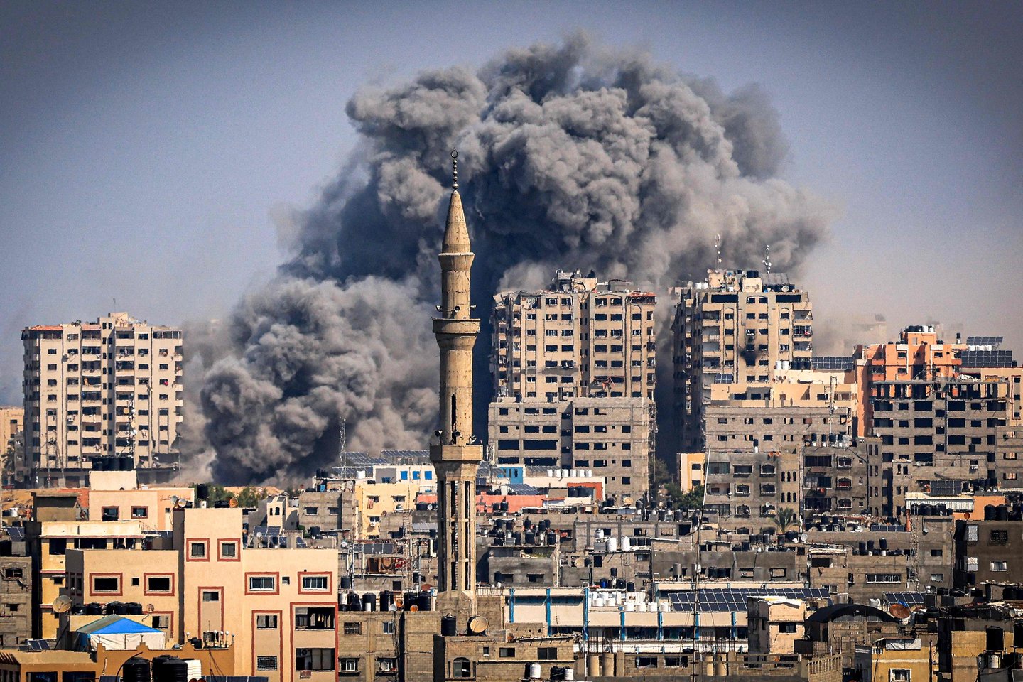 „Hamas“ grupuotės, valdančios vadinamąjį Gazos Ruožą, teroristai staiga užpylė Izraelio teritoriją tūkstančiais raketų ir dronų.<br>AFP/Scanpix nuotr.