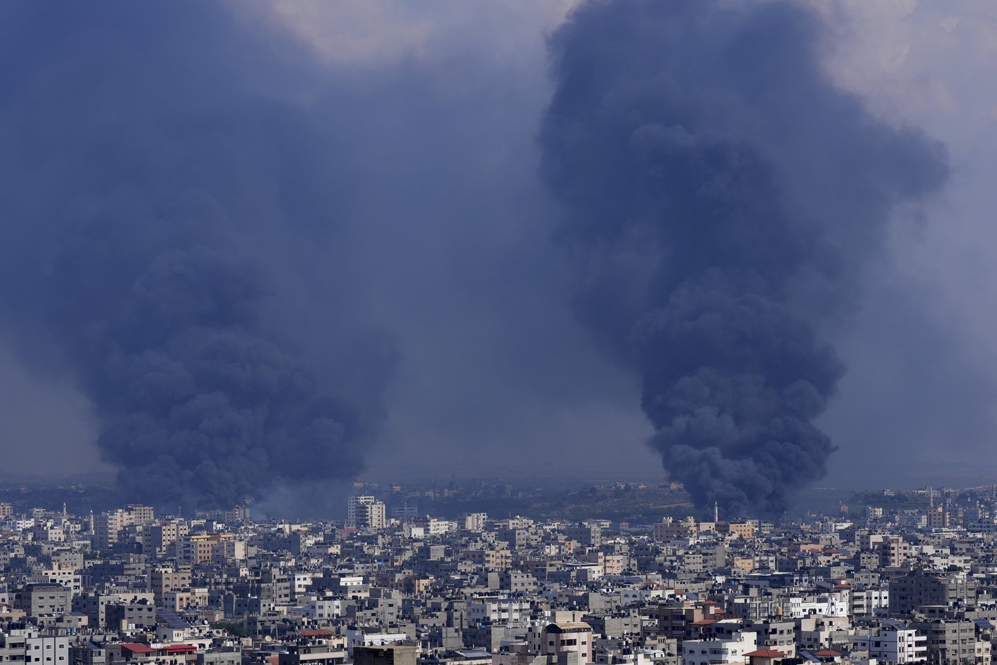 „Hamas“ grupuotės, valdančios vadinamąjį Gazos Ruožą, teroristai staiga užpylė Izraelio teritoriją tūkstančiais raketų ir dronų.<br>AP/Scanpix nuotr.