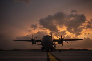 Karinis lėktuvas „Spartan“ grįžta namo: evakavo beveik šimtą žmonių, dalį parsiskraidina į Šiaulius