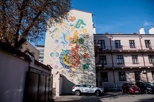 Naujomis spalvomis atgimė dar vienas daugiaaukštis: piešiniai turi prasmę