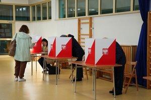 Lenkijoje vyksta parlamento rinkimai ir referendumas