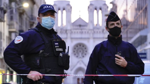Prancūzija sunerimusi dėl teroro išpuolių grėsmės: uždarytas garsusis Luvro muziejus