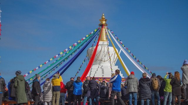 Lietuvoje pastatyta budistinė stupa smalsumą žadina tūkstančiams: prilygina ramybės oazei