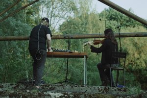 L. Kmieliauskaitė išleidžia eksperimentinį albumą: jame susipina įvairios kilmės garsai ir improvizacijos