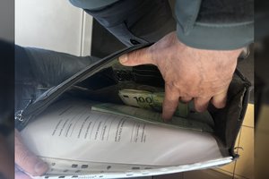 Raigardo kelio poste sulaikyta grynųjų pinigų kontrabanda