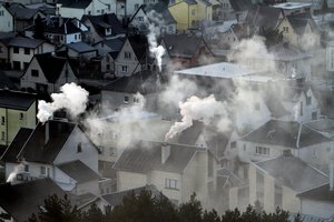 Tokiu būdu namus šildantiems gyventojams – įtemptas metas: nežinia, kokių kainų tikėtis