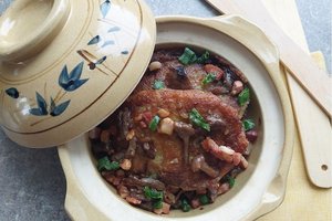 Išsikepkite bulvinių blynų su grybų ir spirgučių padažu: soti ir laiminga bus visa šeima