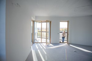 Butų pardavėjai spaudžiami į kampą: lietuviai reikalauja mažinti kainas, kitaip nepirks