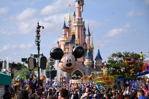 „Pasiklydęs“ traukinys europarlamentarus atvežė ne į Strasbūrą, o į Disneilendą